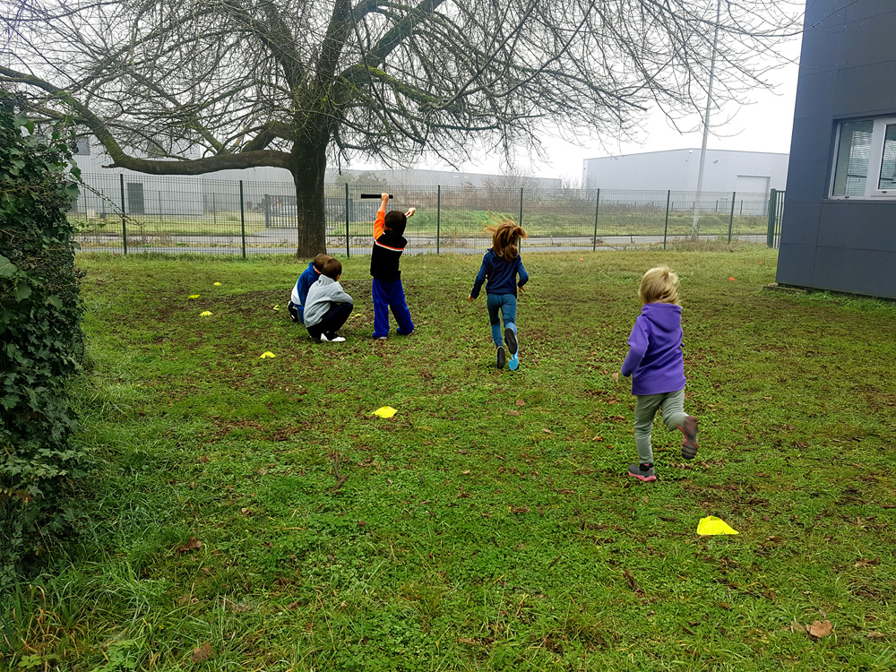 Enfants pratiquant du sport dans la cour de l'école